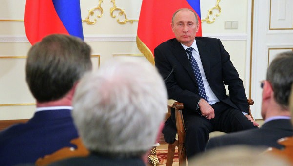 Tổng thống Nga Vladimir Putin nói chuyện với các thành viên của tổ chức Xã hội lịch sử quân sự Nga